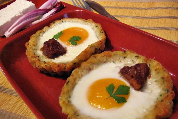 Oua ochiuri in cuib de cartofi si cascaval