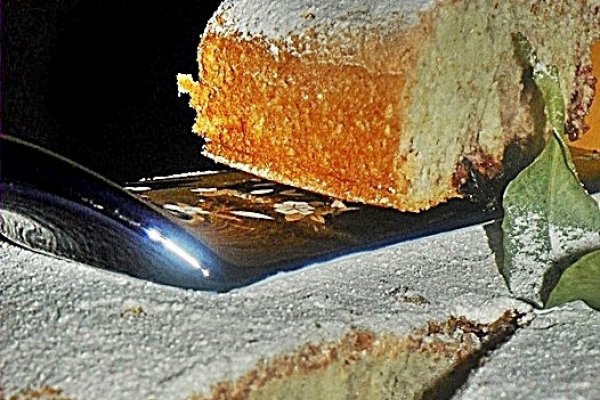 Chec din albusuri, cu dulceata de mure