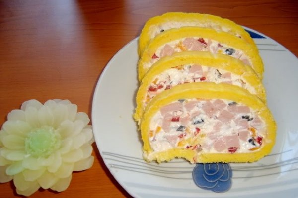 Rulada aperitiv cu branza si sunca de pui