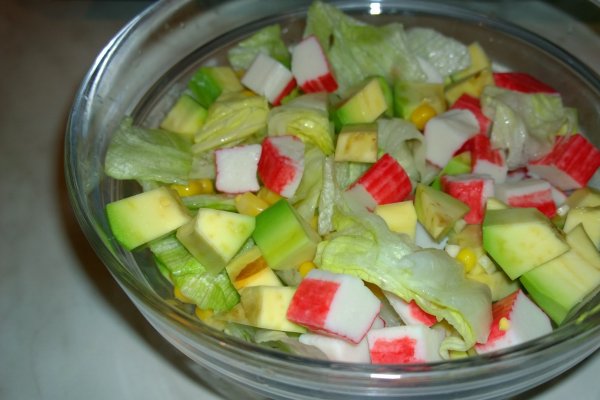 Salată cu avocado și surimi