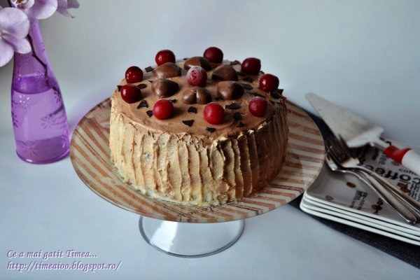Tort cu visine si doua feluri de ciocolata