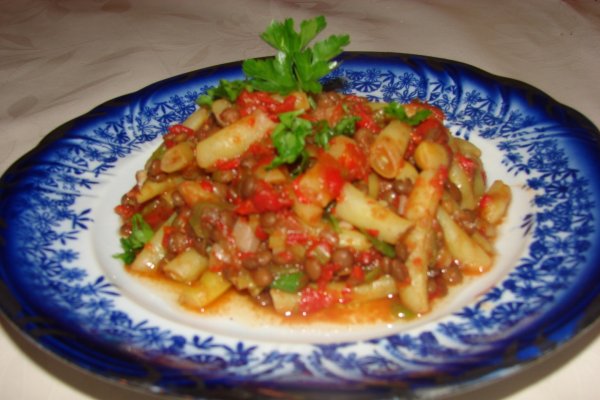 Mancare de fasole galbena, linte si usturoi verde