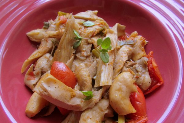 Ciuperci cu usturoi verde și roșii cherry