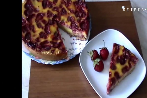 Tarta cu capsuni si sufleu de smantana