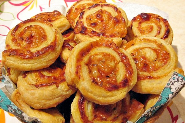 Rondele picante din foietaj, cu ketchup si chimen