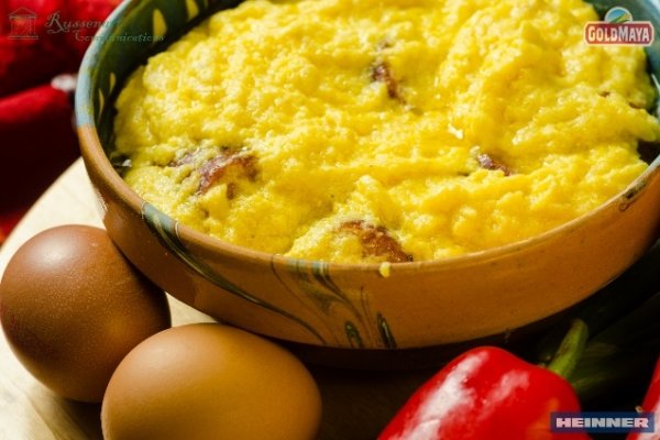 Balmos din porumb alb sau galben, cu oua si carnati de casa