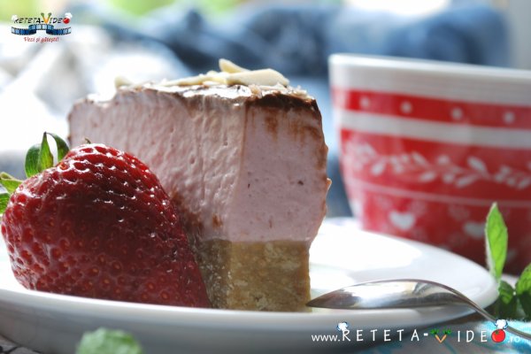 Prajitura cu mousse de capsuni si glazura de ciocolata