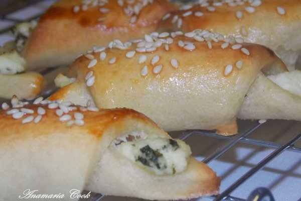 Cornulete cu cartofi si branza de oaie