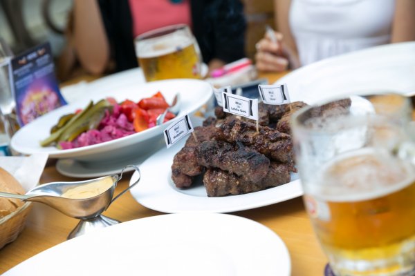 Timișoreana susține tradiția mititeilor românești și sărbătorește intrarea acestora în patrimoniul gastronomic european