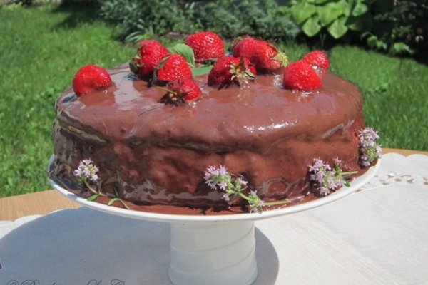 Tort cu capsune si spuma de cacao