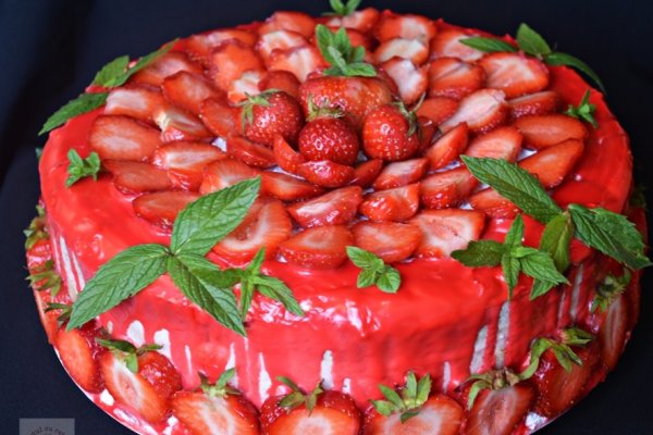 Tort cu piscoturi si bavareza de capsuni