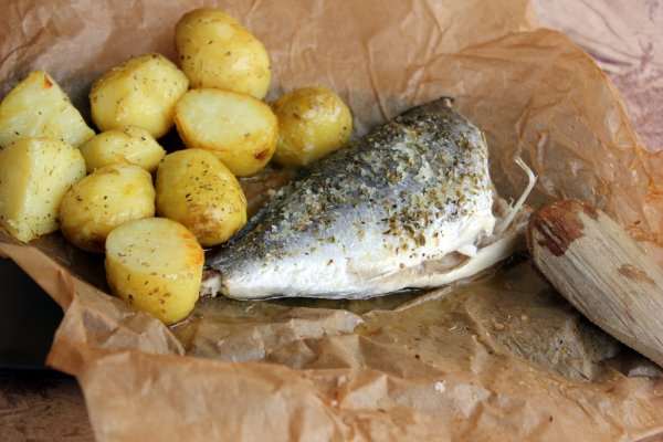 Dorada en papillote, cu cartofi noi aurii
