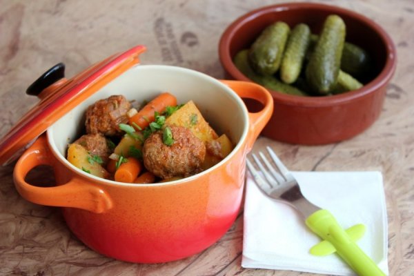 Tocanita de cartofi cu morcovei si perisoare