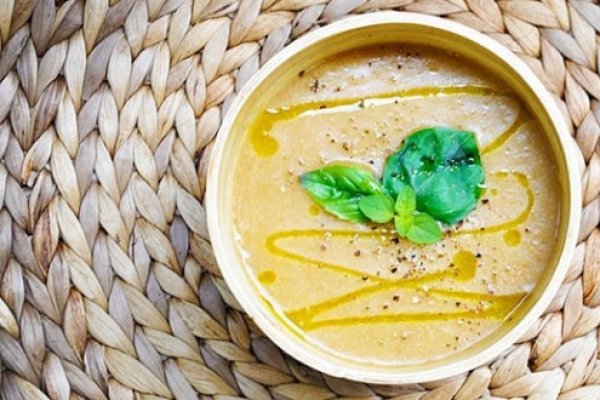 Supa crema de cartofi dulci cu ghimbir si crackersi fara gluten