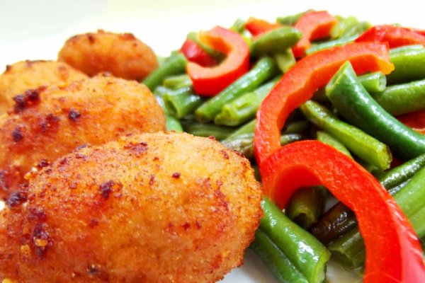 Crochete de pui umplute cu branza