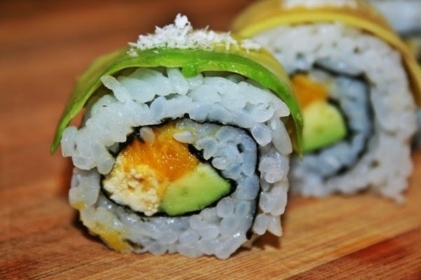 Sushi vegan cu nucă de cocos, mango şi tofu