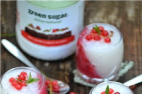 Budinca de tapioca cu jeleu de coacaze rosii