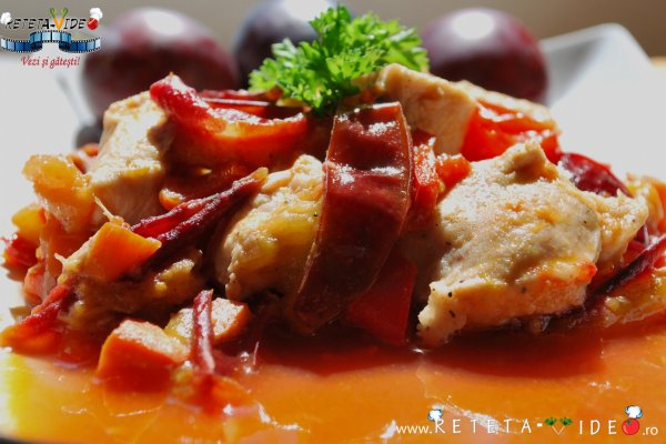 Piept de pui cu prune si legume