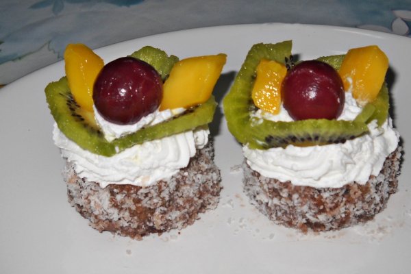 Prajitura cu nuci si fructe