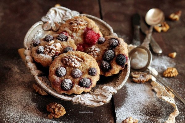 Friands cu nuci si zmeura