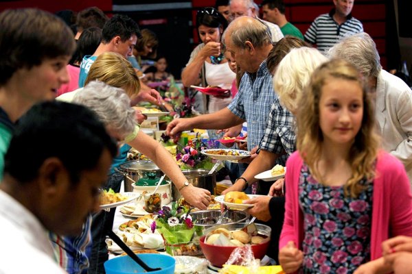Bucureștenii gătesc și strâng fonduri la The Big Lunch