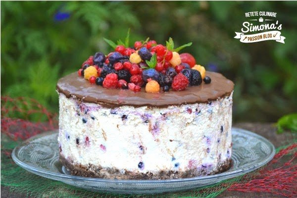 Tort cu crema de branza si fructe de padure