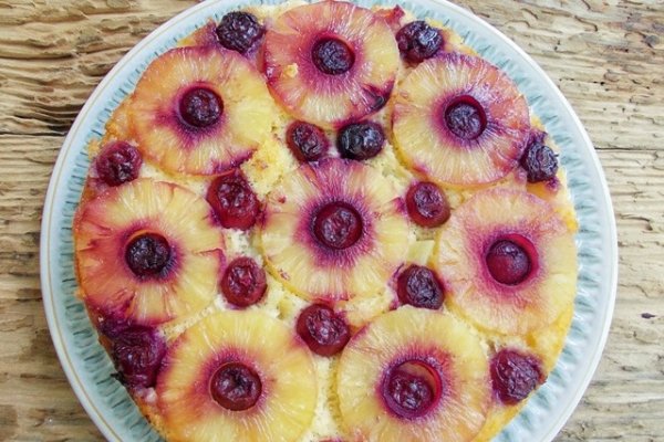 Prăjitură răsturnată cu ananas şi cireşe