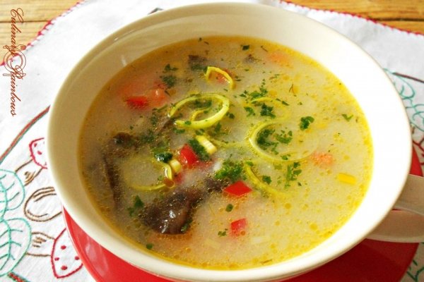 Supă acrișoară cu praz și ciuperci de pădure