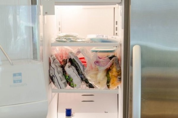 Cum sa-ti cureti congelatorul cu produse naturale