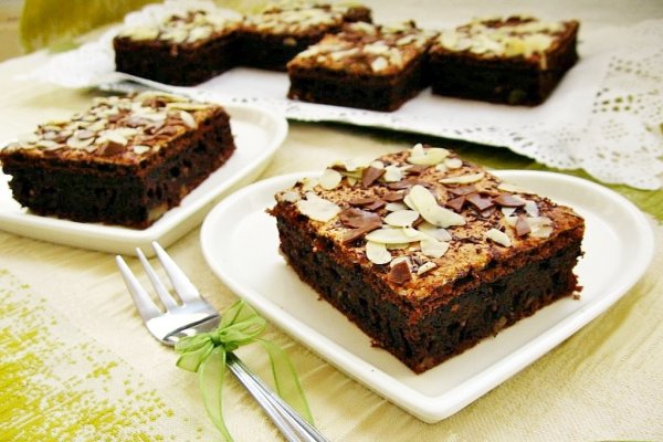 Negresa cu bezea, ciocolata si migdale