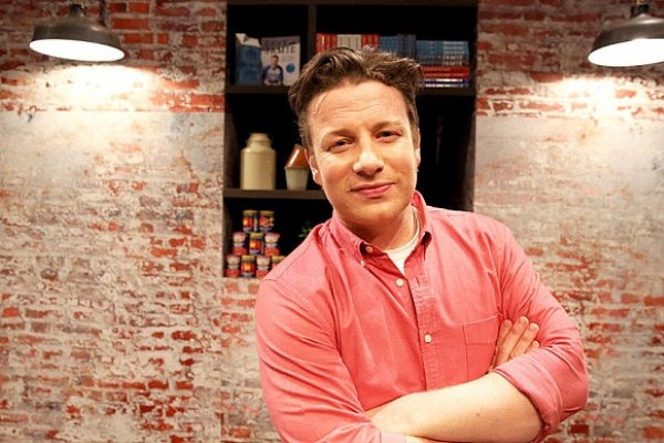 Jamie Oliver sustine ca zaharul este la fel de periculos ca tutunul