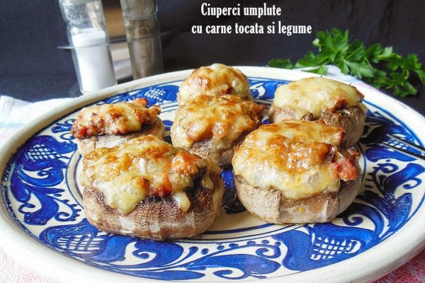 Ciuperci umplute cu carne tocata si legume