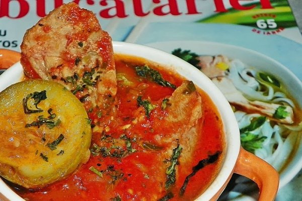 Mancare de dovlecei cu pulpa de curcan ,in sos de rosii