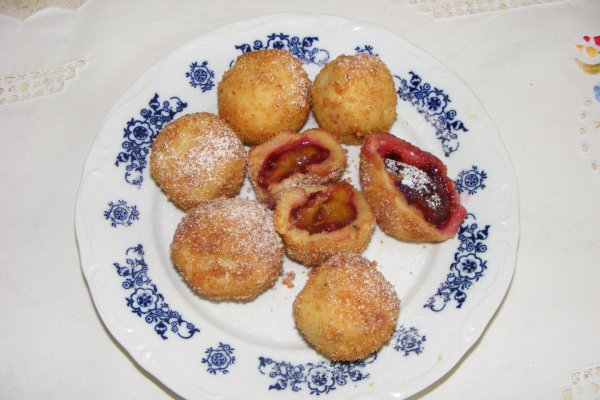 Galuste cu prune din fulgi de cartofi