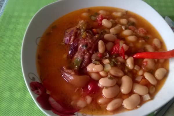 Supa de fasole cu ciolan afumat