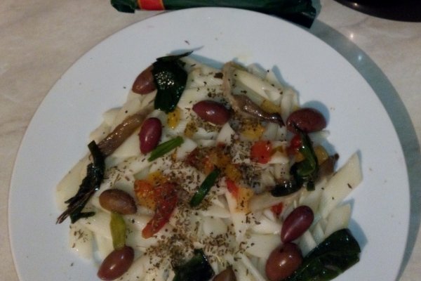 penne cu ansoa, seminte de susan negru si pesto de masline