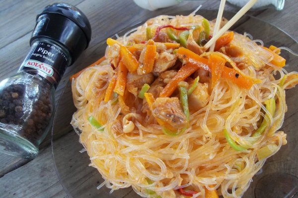 Paste chinezesti (noodles) cu pui si legume