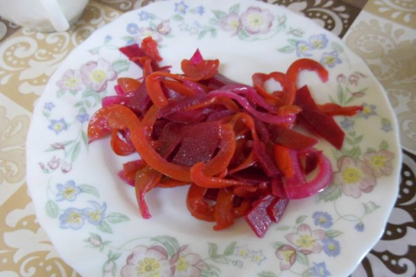 Salata de sfecla rosie cu gogosari si ceapa conservata pentru iarna