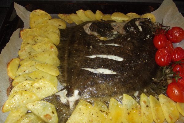 Calcan la cuptor cu cartofi si rosioare