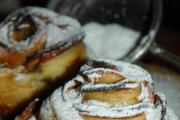 Trandafiri din aluat foietaj si mere