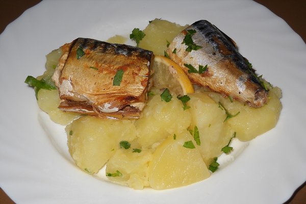 Peste la cuptor cu garnitura de cartofi natur