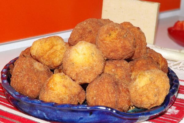 Bulete de branza cu cascaval si ceapa verde