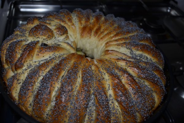 Cozonac cu mac si gem de caise