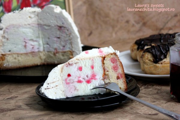 Tort cu spuma si dulceata de trandafiri