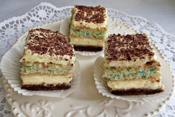 Prajitura cu blaturi de albusuri, foi de napolitana si crema de vanilie