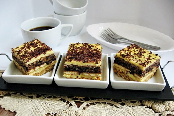 Prajitura cu blat de albusuri, biscuiti si crema de galbenusuri