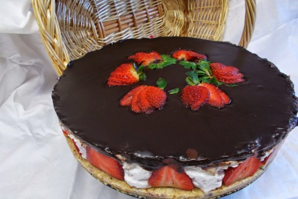 Tort cu capsuni (fara coacere)