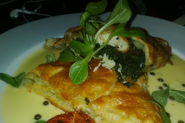 Placinta cu salau si spanac si sos olandez cu piper verde