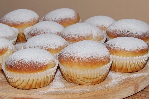 Briose din aluat dospit cu branza umplute cu prune uscate