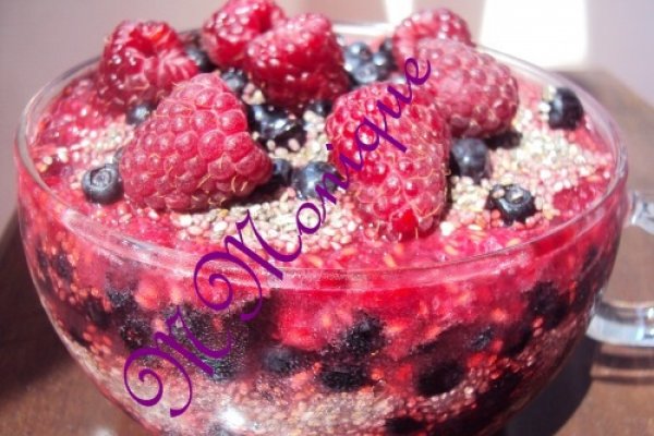 Budinca din zmeura cu afine si seminte de chia